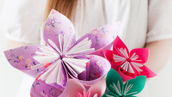 Retrouvez le bouquet de fleurs en papier dans le livre  page 43 et en atelier du samedi.