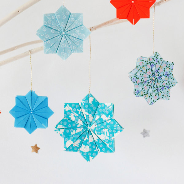 Les étoiles de Noël en papier japonais plié sont légères et colorées.
