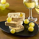 Les douces notes du vin de Jurançon rendent encore plus moelleuse la dégustaion du foie gras de canard des landes mi-cuit.