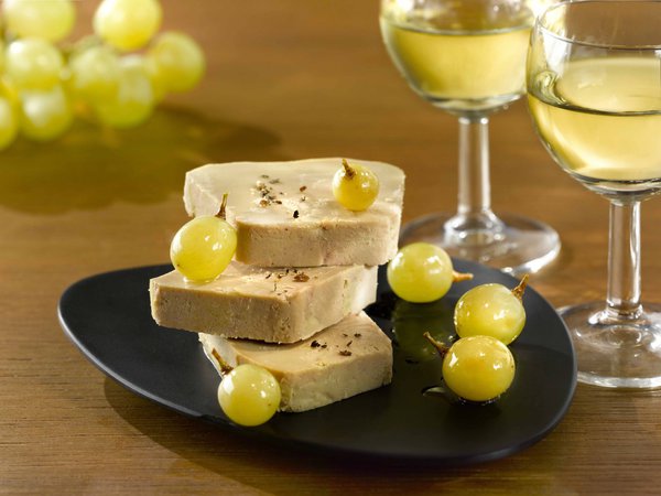 Les douces notes du vin de Jurançon rendent encore plus moelleuse la dégustaion du foie gras de canard des landes mi-cuit.