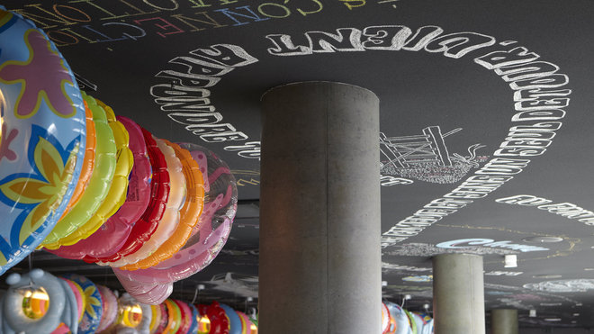 Chaque plafond est unique et décoré selon le même procédé, un fond noir et des graffitis tracés à la craie comme un tableau d’écolier. Mama Shelter Lyon. Chaque plafond est unique et décoré selon le même procédé, un fond noir et des graffitis tracés à la craie comme un tableau d’écolier. Mama Shelter Lyon.