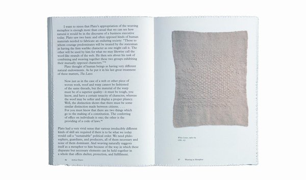 Double page du livre Sheila Hicks. Weaving as Metaphor, Yale University of Press, 2006.