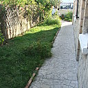 Avant, une allée de jardin dont l'état s'est dégradé avec le temps et qui ne délimite plus esthétiquement la zone piétonne du gazon.