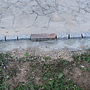 détail après avoir restauré les bordures d’allée du jardin en alternant les anciennes briques non abîmées et les pavés neufs.