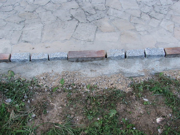 détail après avoir restauré les bordures d’allée du jardin en alternant les anciennes briques non abîmées et les pavés neufs.