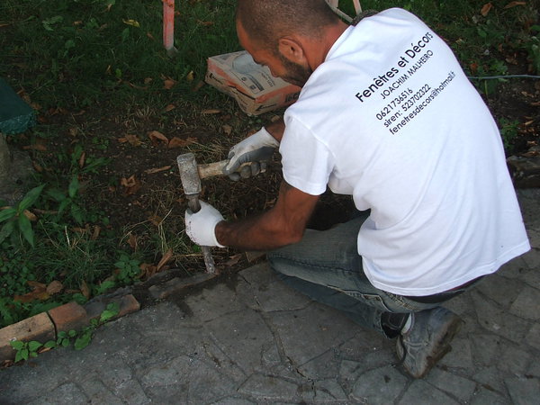 Etape 2 : Pour les briques difficiles à enlever, munissez-vous d’un burin et d’une masse, afin d’enlever l’ancienne bordure.