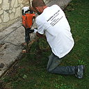 Etape 3 : Dans certains cas où l’ancien béton est beaucoup trop résistant, l’utilisation d’un marteau piqueur s’avère indispensable ; mais il est préférable de louer l’outil.