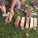 Etape 4 : Récupérer les anciennes briques non abîmées en enlevant, à l’aide d’une massette, le surplus de vieux béton. Ces briques seront réutilisées en alternance avec des pavés neufs.