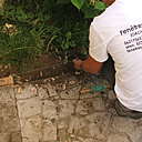 Etape 5 : Pour que la nouvelle bordure soit parfaitement rectiligne, planter deux piquets acier, du démarrage de la bordure jusqu’à la fin, puis tirer un cordeau. Tenir compte de l’épaisseur de la bordure.