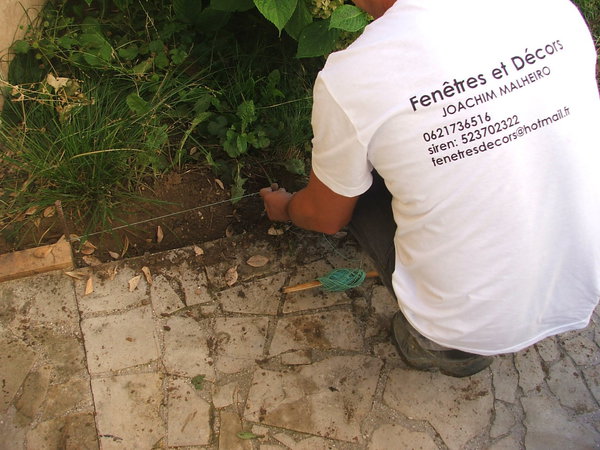 Etape 5 : Pour que la nouvelle bordure soit parfaitement rectiligne, planter deux piquets acier, du démarrage de la bordure jusqu’à la fin, puis tirer un cordeau. Tenir compte de l’épaisseur de la bordure.