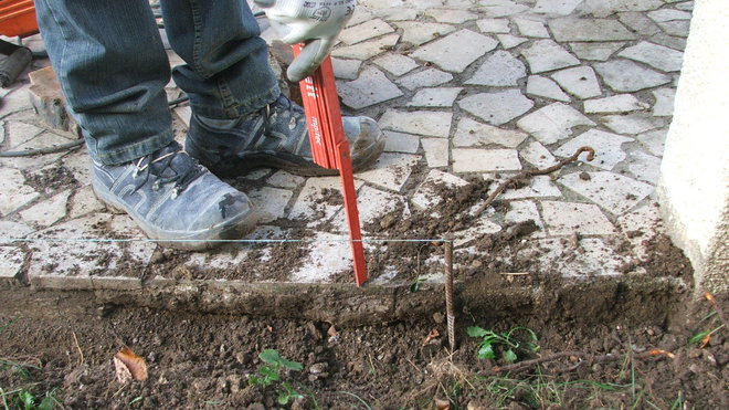 Etape 6 : Positionner le cordeau à la hauteur souhaitée ; pour des raisons esthétiques, ne pas dépasser plus de 8 cm de hauteur par rapport à l’allée.