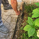 Etape 7 : Fabriquer un béton plus ou moins sec (5 volumes de sable, 2 volumes de ciment, 2 volumes d’eau). Étaler la préparation tout le long de la bordure, à même la terre. Progresser le travail par paliers de 1 mètre.