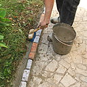 Etape 12 : Avec une brosse bien imbibée d’eau, lisser le solin extérieur, et ceci sur toute la longueur de la bordure. Attendre 24 heures avant le durcissement complet du béton ainsi que de sa prise.