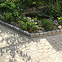 Après: l'allée est parfaitement délimitée et redevient un élément de décor du jardin.