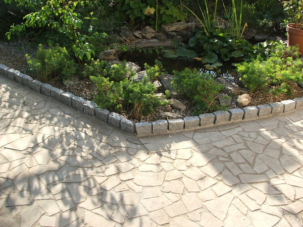 Après: l'allée est parfaitement délimitée et redevient un élément de décor du jardin.