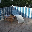 Après: les rayures bayadères de la canisse apportent une touche estivale à la terrasse.