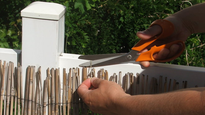 Etape 1 : Couper le fil de fixation de la canisse à l’aide d’une paire de ciseaux.