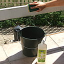 Etape 3 : Profiter pour nettoyer la balustrade où sera posée la canisse nouvellement décorée. Utiliser un nettoyant type « tout net » pour multi-surfaces.