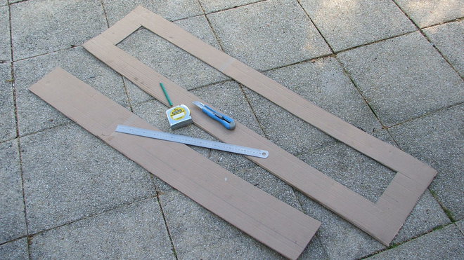 Etape 7 : Préparer un gabarit type pochoir, afin de réaliser les bandes de couleurs alternant les bandes de la couleur de fond. Ici une découpe de 15 cm de largeur sur une hauteur dépassant de 5 à 10 cm de hauteur, par rapport à la hauteur de la canisse, sera effectuée au cutter.