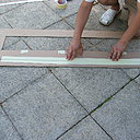 Etape 8 : Coller la chute de la découpe sur un des côtés du pochoir, elle correspond à une largeur de 15 cm qui permettra de faire un décalage entre les bandes de 15 cm, de façon régulière.