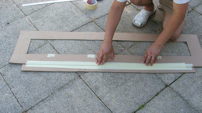 Etape 8 : Coller la chute de la découpe sur un des côtés du pochoir, elle correspond à une largeur de 15 cm qui permettra de faire un décalage entre les bandes de 15 cm, de façon régulière.