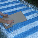 Etape 10 : A certains endroits, s’il y a lieu, effectuer les retouches de peinture muni d’un morceau de carton, afin de protéger les débords de teinte.