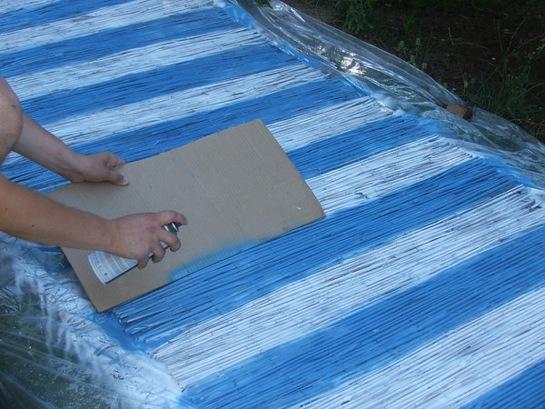 Etape 10 : A certains endroits, s’il y a lieu, effectuer les retouches de peinture muni d’un morceau de carton, afin de protéger les débords de teinte.