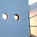 Les hublots installés dans la chambre parentale apportent une lumière diffuse, sans trop ouvrir la façade.