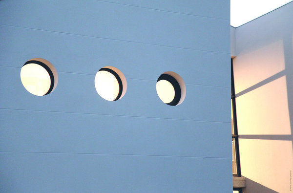 Les hublots installés dans la chambre parentale apportent une lumière diffuse, sans trop ouvrir la façade.