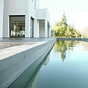 Une belle piscine en L a été installée au bord de la villa, pour profiter de ce bel endroit les pieds dans l’eau !