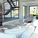 Un mobilier design sublime les 200 m² de la villa. La lumière naturelle emplit toutes les pièces, grâce à d’immenses baies vitrées et l’absence de cloisons créant de grands espaces ouverts.