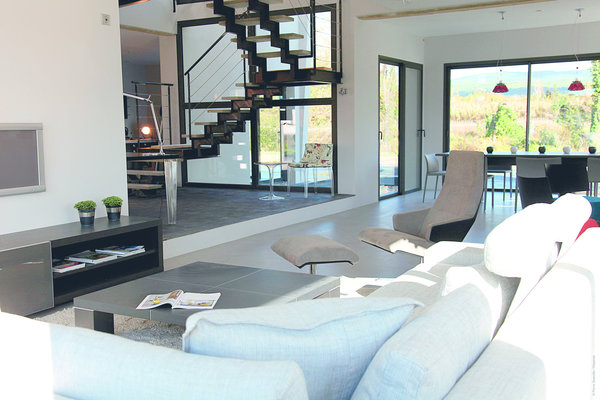 Un mobilier design sublime les 200 m² de la villa. La lumière naturelle emplit toutes les pièces, grâce à d’immenses baies vitrées et l’absence de cloisons créant de grands espaces ouverts.