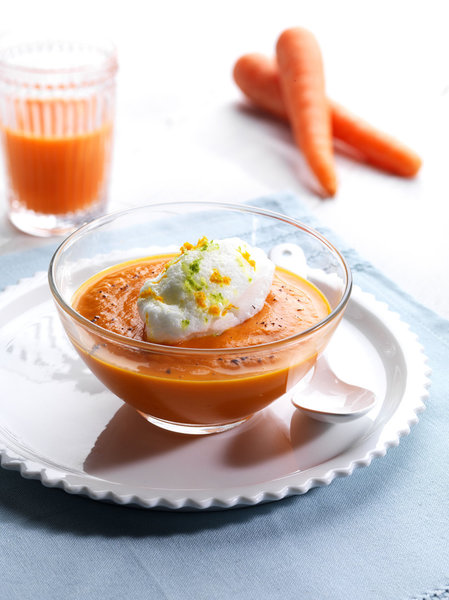 Redécouvrez les plaisirs de la carotte avec un délicat velouté parfumé à la vanille surmonté d’un léger œuf à la neige.