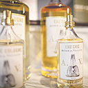 Après la céramique, les meubles et les bougies, découvrez les Eaux d’Astier de Villatte. L’Eau Chic créée par Françoise Caron ou la traditionnelle Eau de Cologne, il y en a pour tous les goûts.