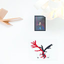 Au centre, Elle et Lui, une œuvre cousue, conçue à l’aide de techniques de broderie et de canevas de laine par l’artiste plasticienne Muriel Décaillet. Au dessus, une photographie d’Alexeï Vassiliev, mi-témoin mi-metteur en scène du désarroi silencieux des personnages qu’il fige dans un flou précis, travaillé, et dont le résultat est extrêmement troublant.