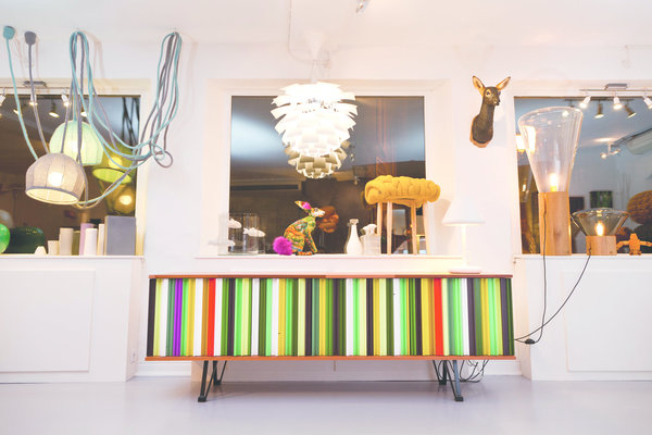 Fin 2010, l’industriel Fabrice Millet, le designer Olivier Papet et l’ébéniste Damien Hamon fondent la société Ru édition. Leur collaboration donne naissance à une collection de mobilier raffiné, alliant design et écologie made in France. L’ensemble des meubles est conçu à partir de profils de fenêtres recyclées et de bois d’acajou massif. Le résultat ? Des pièces uniques, à l’image de cette console, colorée et élégante.