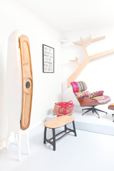 Le designer allemand Valentin Loellmann a imaginé la collection M&Mme, composée d’une  armoire et d’un banc, entièrement issus du recyclage de vieux meubles hollandais, et ensuite recouverts d’une nouvelle peau en polyester. L’armoire au corps allongé ressemble à un mutant, fruit d’une alliance de styles, entre passé et présent. Au fond, une étagère murale Olivier Dollé, représentant la branche d’un arbre.