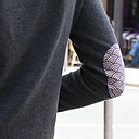 Chic à poser le motif japonais vagues sur un pull abîmé.