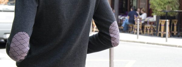 Chic à poser le motif japonais vagues sur un pull abîmé.