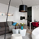Une ambiance résolument contemporaine avec des pièces de design qui mêlent couleurs neutres et touches vives, et qui s’accordent  avec les teintes de la nouvelle architecture intérieure. Lampadaire Twiggy, création Marc Sadler pour Foscarini. Fauteuil Pumpkin, création Pierre Paulin pour les appartements de Claude et Georges Pompidou, Ligne Roset. Coussins provenant des grands magasins parisiens.