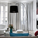 Deux grands rideaux en soie habillent les fenêtres et accentuent le raffinement de la décoration.