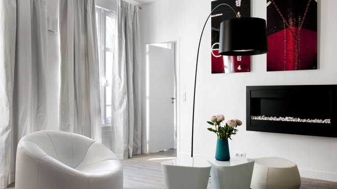 Chambre et salon communiquent grâce à une nouvelle porte, créée lors de la rénovation.