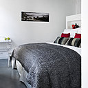 Dans la chambre, un petit coin bureau bien utile a été aménagé.