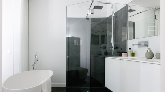 Un espace douche accompagne la baignoire avec un effet de contraste ultime. Robinetterie, Aqua Regina.