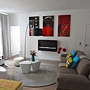 Les meubles du salon optent pour la carte du dépareillage, et l’association de formes géométriques pour former un ensemble ludique, vivant et dans l’air du temps. Rien à voir avec les ensembles classiques coordonnés.