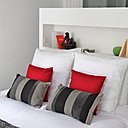 La tête de lit est percée d’une niche rectangulaire, tout en longueur, qui fait écho à celle du rangement de la pièce à vivre. Linge de lit, Descamps.