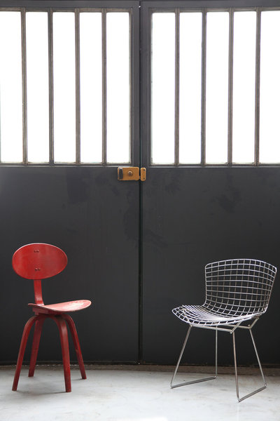 Le bois et le métal sont les matériaux de prédilection de l’atelier. Chaise en bois chinée et chaise en métal (Harry Bertoia pour Knoll).