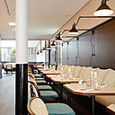 Grâce à un jeu de transparence et de lignes graphiques, les cloisons vitrées, séparent habilement les espaces, sans les fermer totalement.