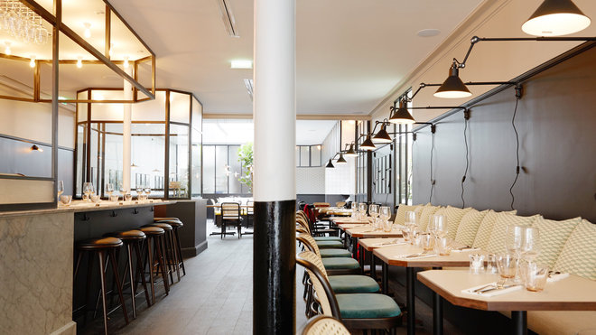 Grâce à un jeu de transparence et de lignes graphiques, les cloisons vitrées, séparent habilement les espaces, sans les fermer totalement.