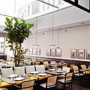 Avec sa verrière d’origine,  la salle de restaurant a pu être créée dans un espace lumineux en double hauteur.